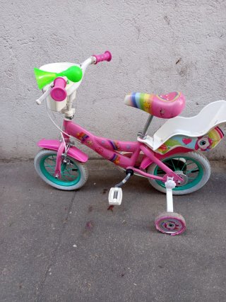 Bicicleta infantil rosa con ruedines