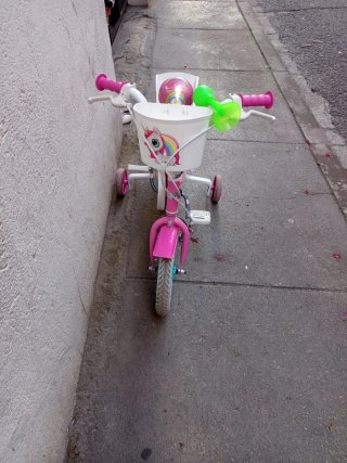 Bicicleta infantil rosa con ruedines