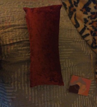 Almohada larga de terciopelo burdeos