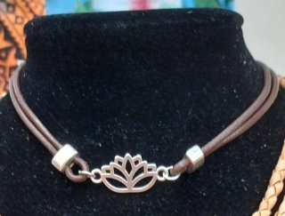 Gargantilla cuero y zamak flor plata