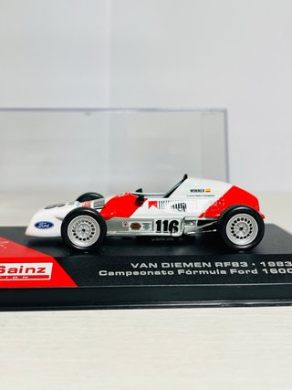 Coche Van Diemen RF83 1/43