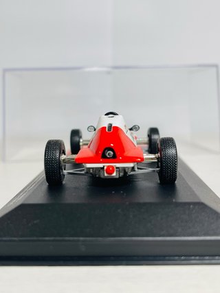 Coche Van Diemen RF83 1/43