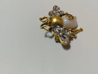 Broche Abeja Gucci Dorado y Blanco