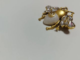Broche Abeja Gucci Dorado y Blanco
