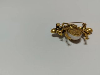 Broche Abeja Gucci Dorado y Blanco