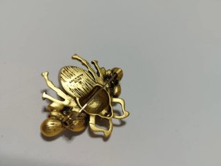Broche Abeja Gucci Dorado y Blanco