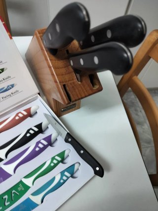 Blocco in legno per coltelli e vari coltelli