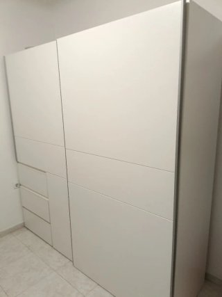Armario blanco de madera