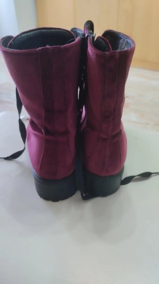 Anfibi donna velluto bordeaux con borchie