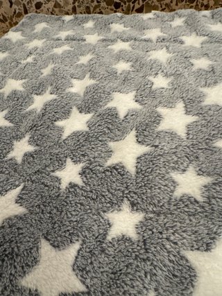 Manta para mascotas estrellas gris y blanco