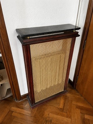 Cubreradiador de madera y mármol