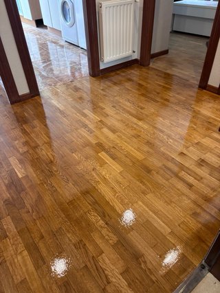 Parquet y acuchillado y barnizado