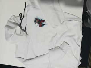 Sudadera con capucha y vaqueros