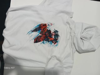 Sudadera con capucha y vaqueros