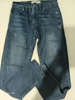 Sudadera con capucha y vaqueros