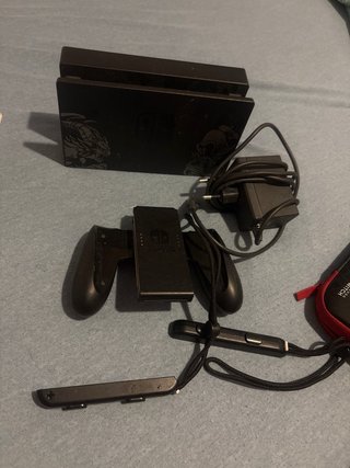 Nintendo Switch Gris con funda roja