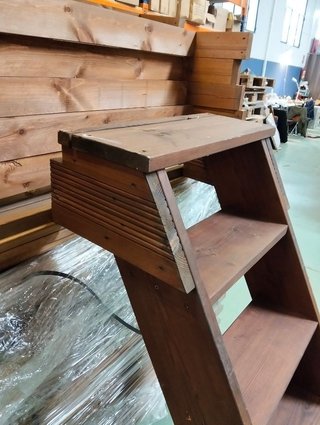 Escalera exterior para piscina de madera