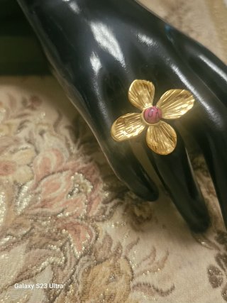 Anello fiore color oro con pietra rosa