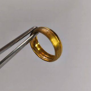 Anillo dorado con diseño de doble línea