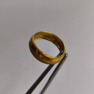 Anillo dorado con diseño de doble línea