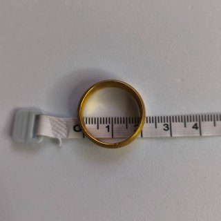 Anillo dorado con diseño de doble línea