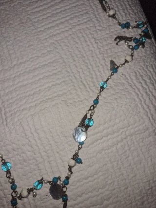 Collar largo con cuentas y dijes