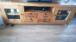 Mueble bajo de teca con puertas de cristal