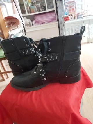 Botas negras con tachuelas