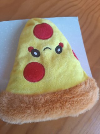 Almohada de calor con semillas en forma de pizza.