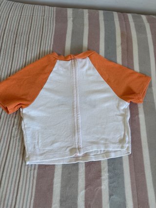 Top Bershka blanco y naranja
