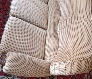 Sofá de tela beige y marrón con detalles de madera