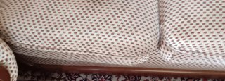 Sofá de tela beige y marrón con detalles de madera