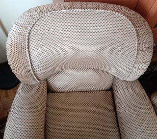 Sofá de tela beige y marrón con detalles de madera