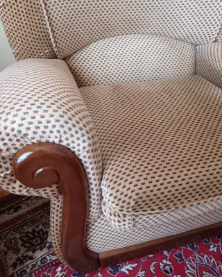 Sofá de tela beige y marrón con detalles de madera