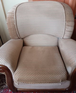 Sofá de tela beige y marrón con detalles de madera
