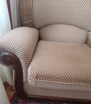 Sofá de tela beige y marrón con detalles de madera
