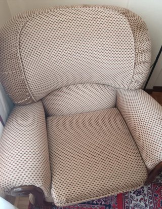 Sofá de tela beige y marrón con detalles de madera