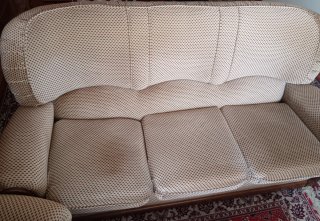Sofá de tela beige y marrón con detalles de madera