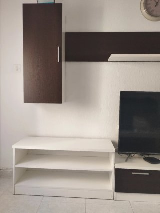 Muebles salón blanco y marrón chocolate