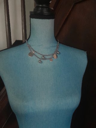 Collana colore argento con ciondoli rotondi