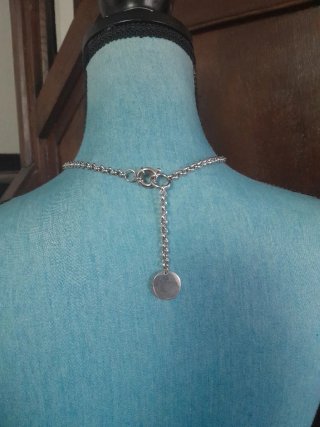 Collana colore argento con ciondoli rotondi