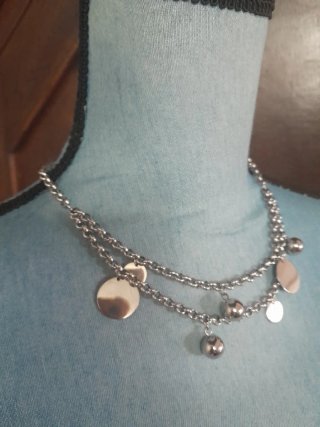 Collana colore argento con ciondoli rotondi