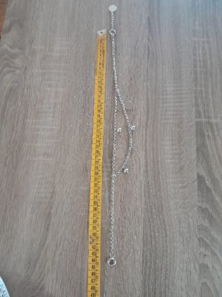 Collana colore argento con ciondoli rotondi