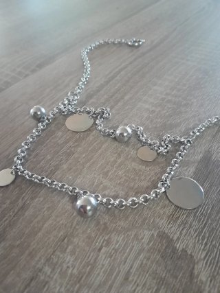 Collana colore argento con ciondoli rotondi