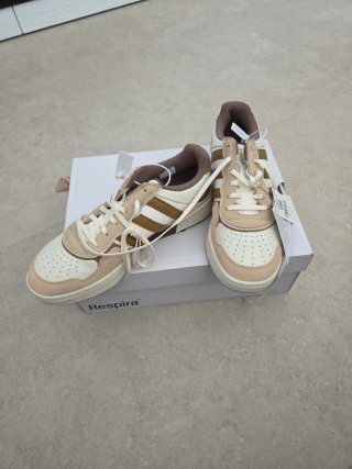 Adidas JS3035 Talla 44.5 Beige/Marrón Nuevas