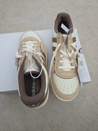 Adidas JS3035 Talla 44.5 Beige/Marrón Nuevas