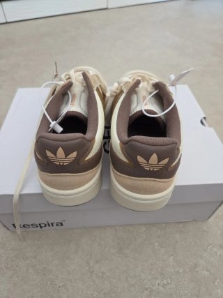 Adidas JS3035 Talla 44.5 Beige/Marrón Nuevas