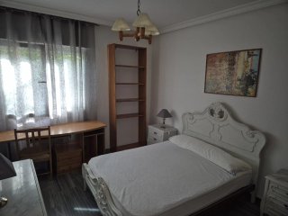 Se alquila piso: 4 dormitorios, 2 baños, salón