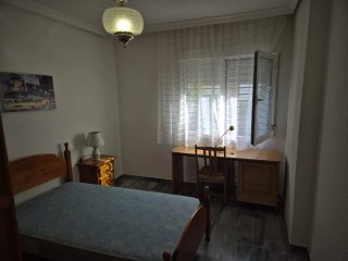 Se alquila piso: 4 dormitorios, 2 baños, salón