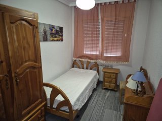 Se alquila piso: 4 dormitorios, 2 baños, salón